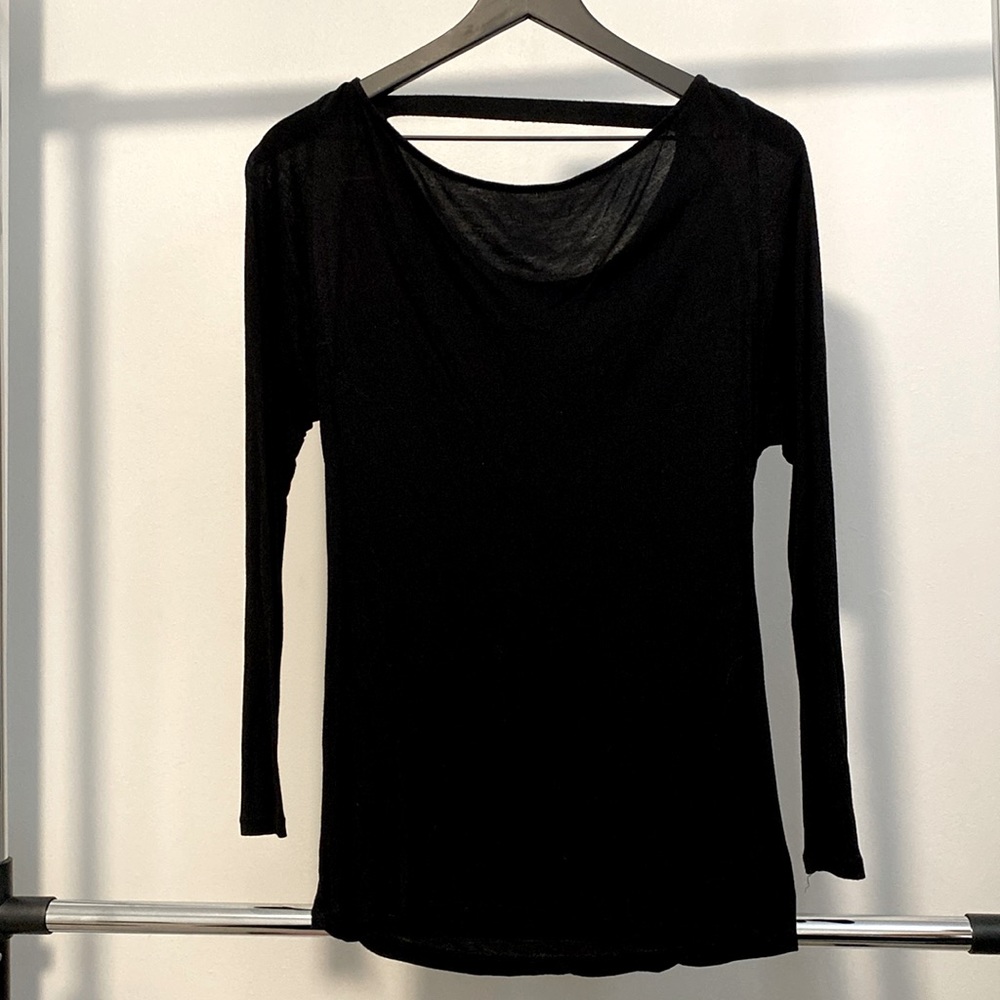 Gap women’s black tee with partial open back. XS